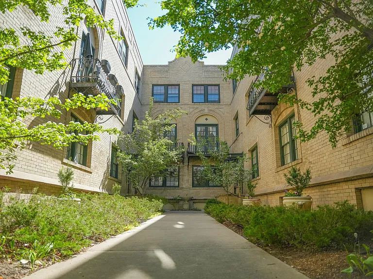 960 N Sherman St #2E — Photo 2