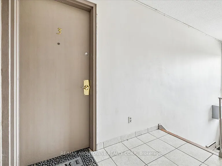 2350 Queensway Dr #3 — Photo 3
