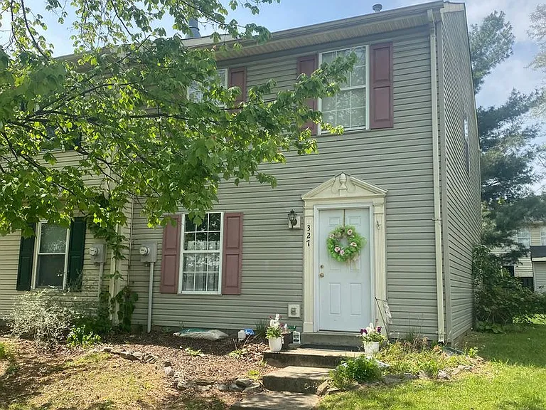 327 Georgetowne Ct — Photo 1