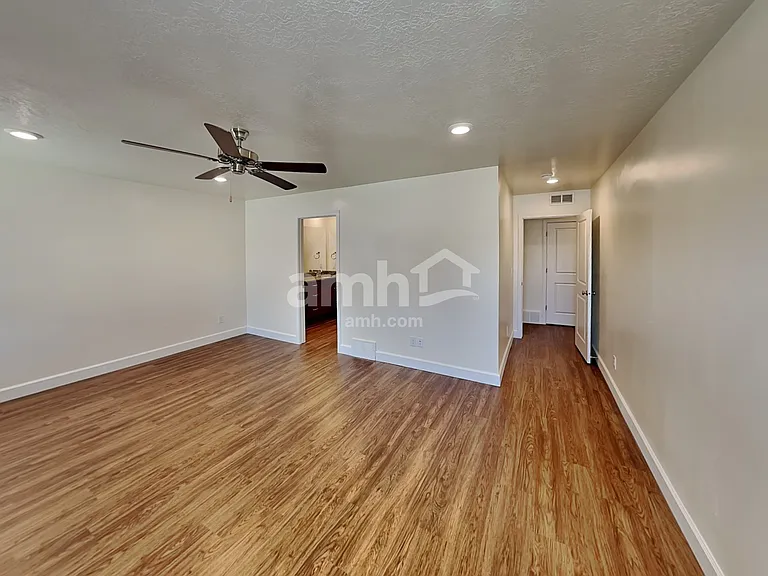 2054 E Silverado Ln — Photo 9