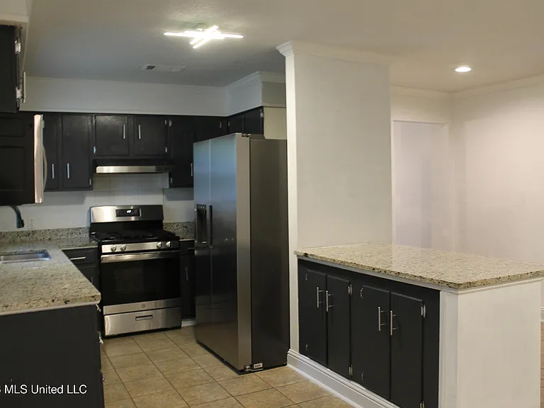 218 Alverado Dr — Photo 3