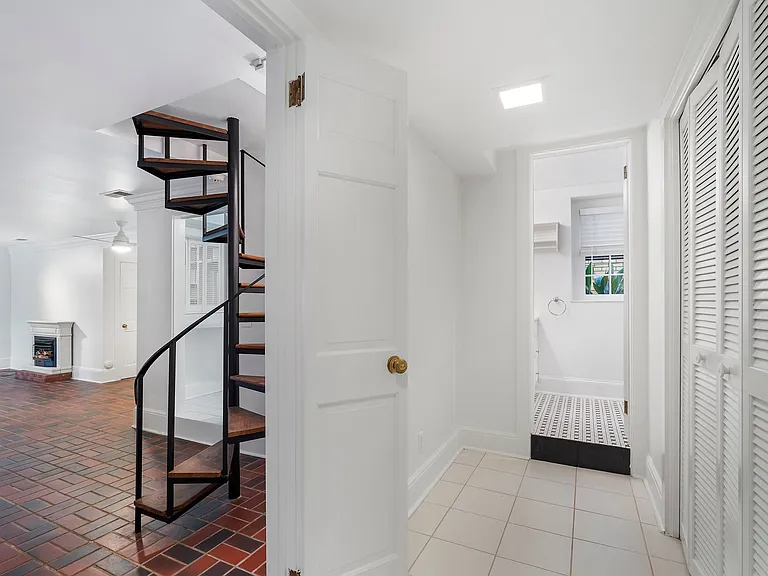 165 17th St NE #1 — Photo 9
