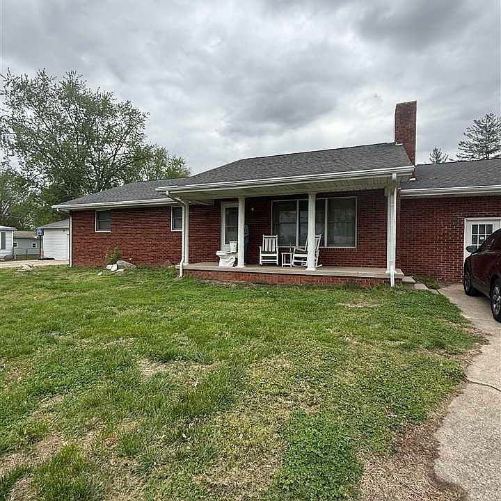 1st image of 204 E Hawk Ln