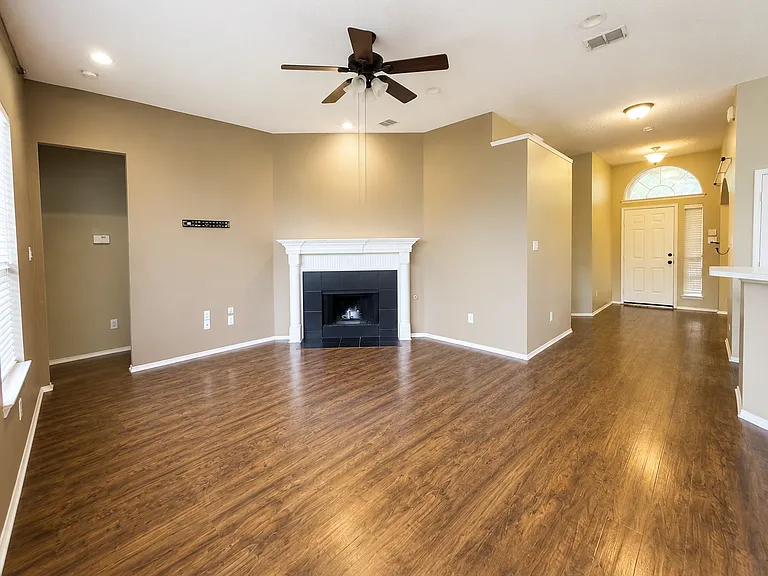 9505 Thorncliff Dr — Photo 6