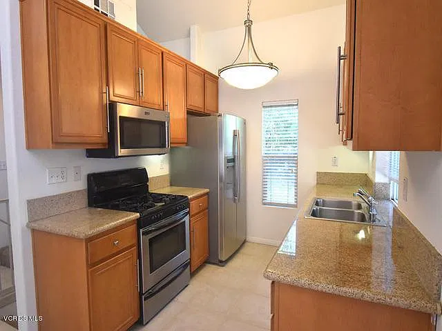 2 bed, 1078 sqft, $3,300 — Photo 2
