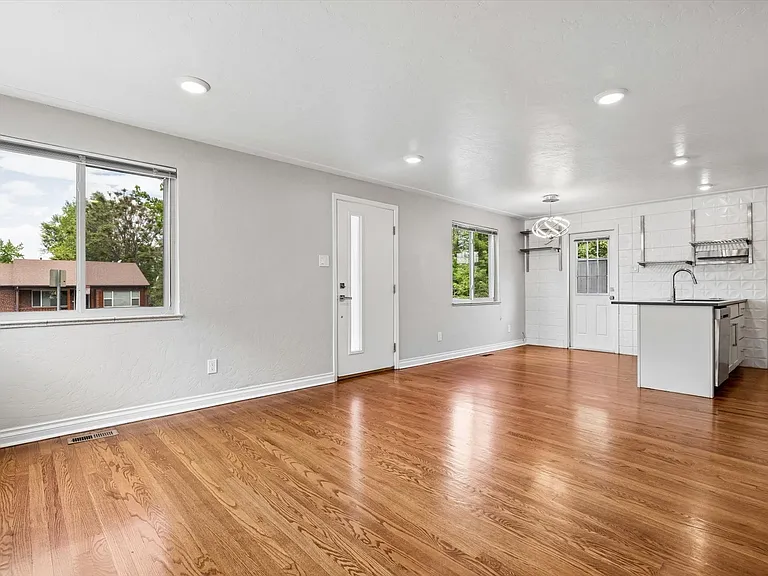 1284 S Harrison St — Photo 10