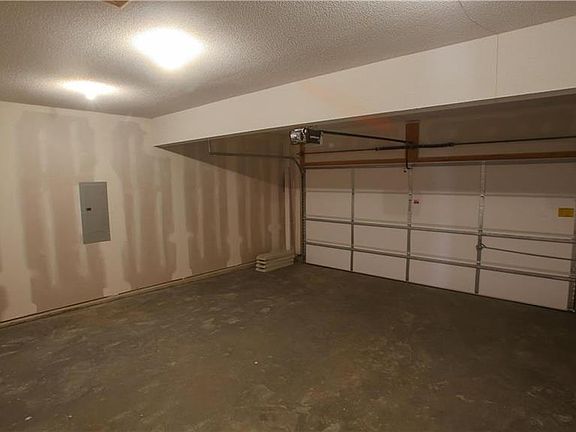 4th image of 302 NE 193rd St