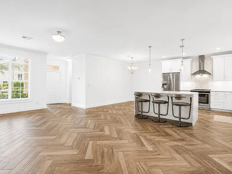 350 SW 8th St #2 — Photo 8