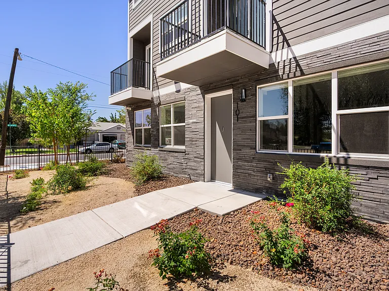 Grand Canyon Mews — Photo 17