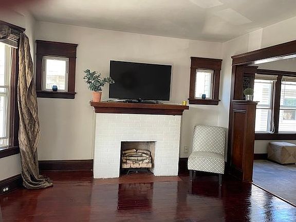 Living room - fireplace is decorative only