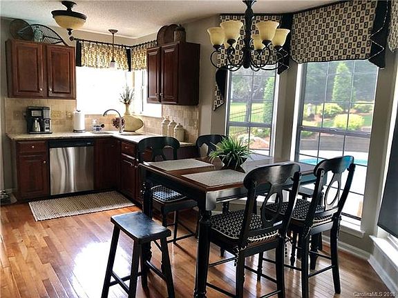 5th image of 151 Glynwater Dr