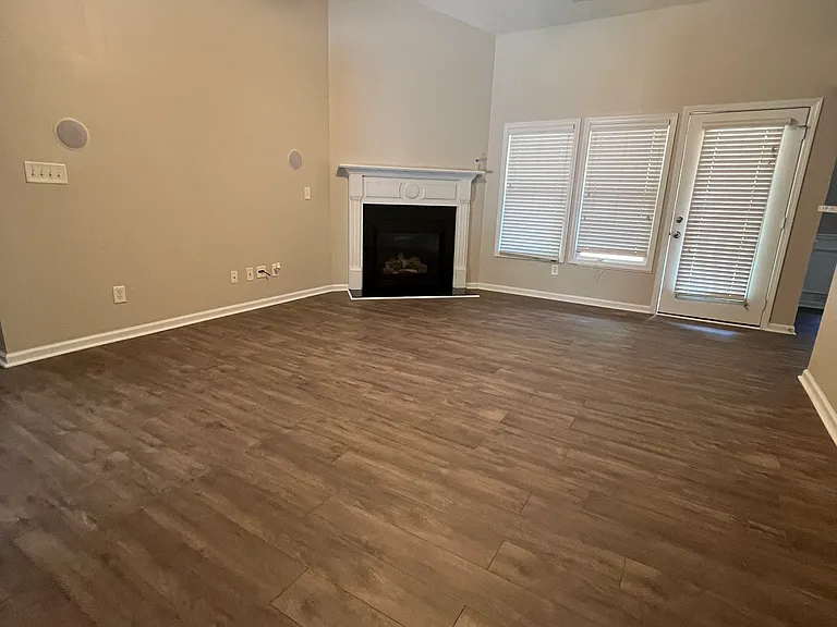 2541 Southhaven Ln — Photo 3