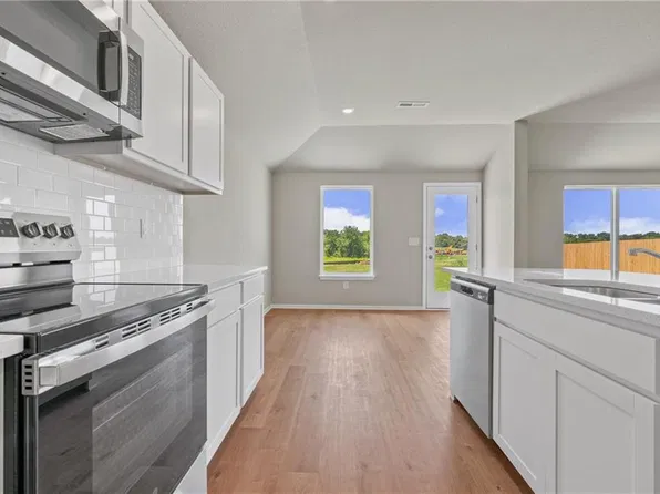 705 SW 6th Ter, Oak Grove, MO 64075