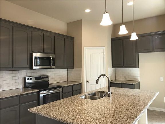3rd image of 1810 Silver Oaks Dr