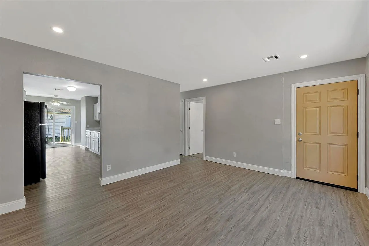 2 bed, 767 sqft, $1,000 — Photo 3
