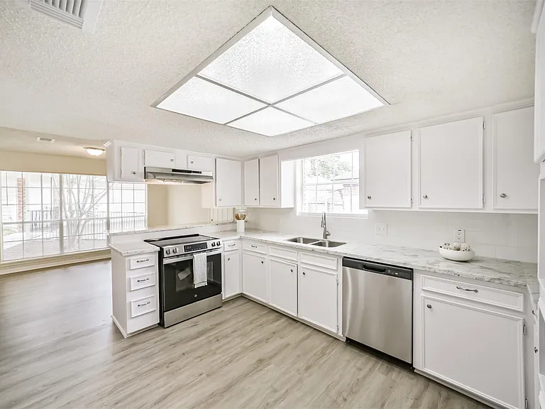 1011 Baltic Ln — Photo 11