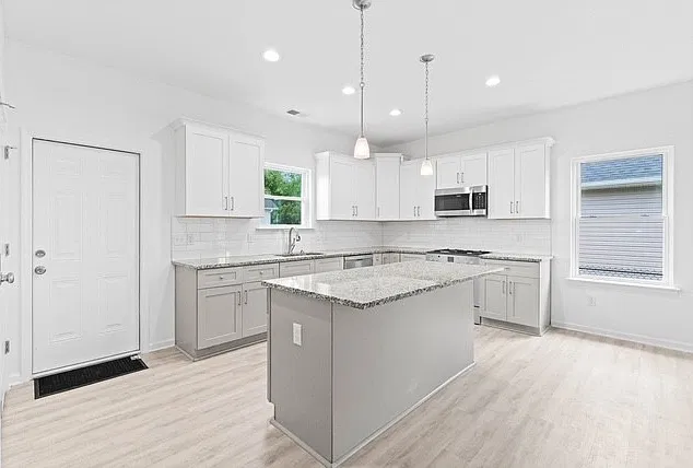 3 bed, 1272 sqft, $2,050 — Photo 2