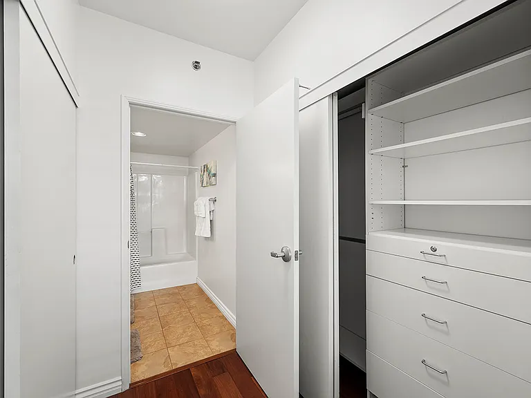 425 W Beech St #907 — Photo 8