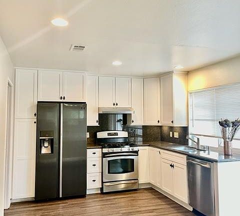 Kitchen, all appliances are included.