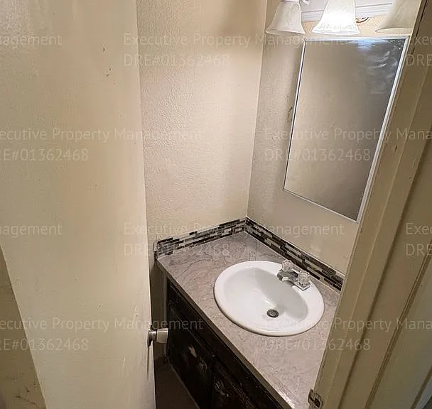 804 Niles St — Photo 11