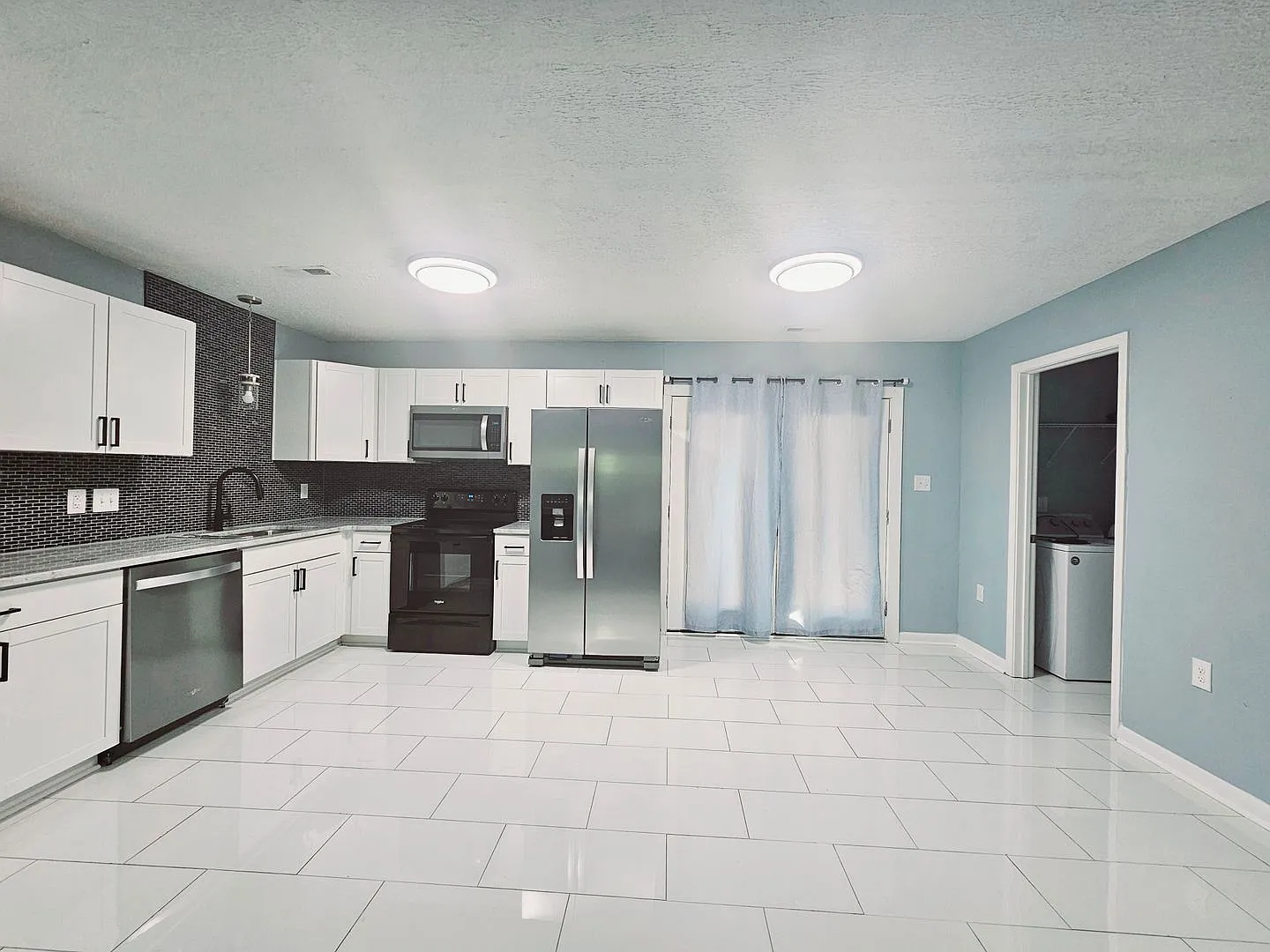 With Extra Room — Photo 2