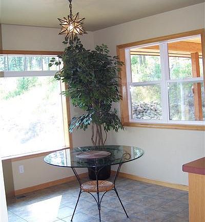 Enjoy dining in the breakfast nook off of the kitchen while gazing at the Teanway valley.