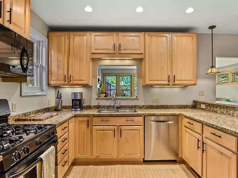 2409 Sommers Ave — Photo 3