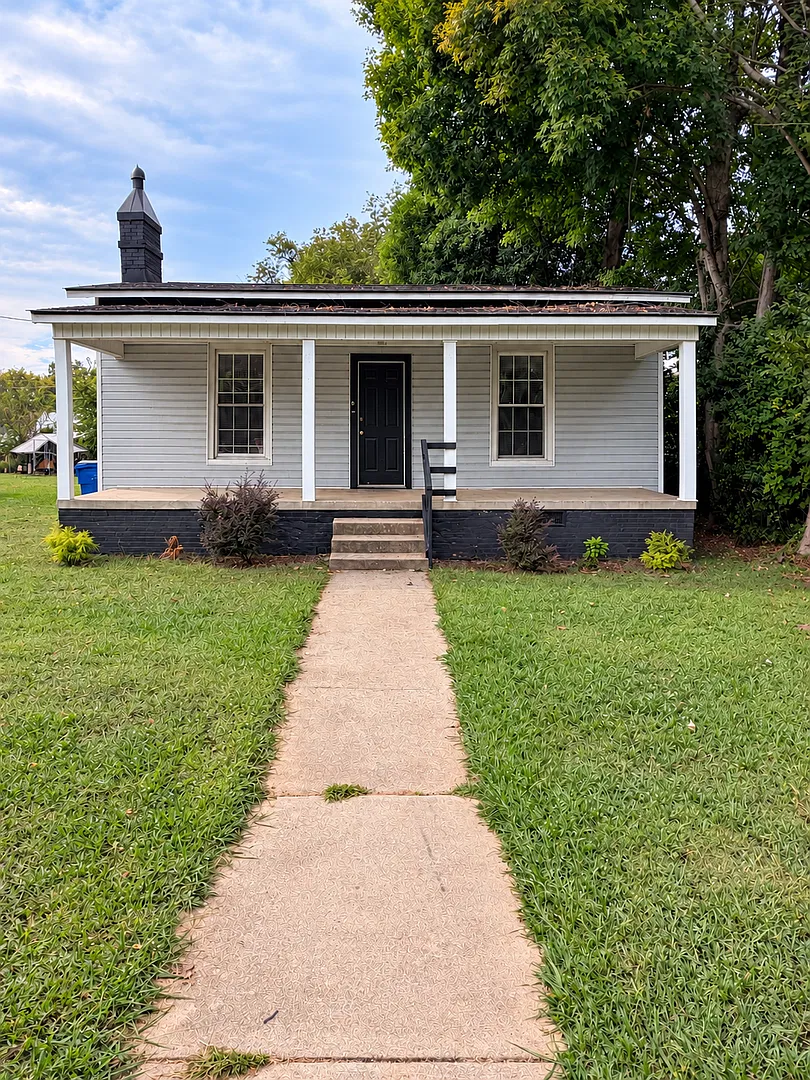 Three bedroom, 1 bath house in Graham — Photo 2