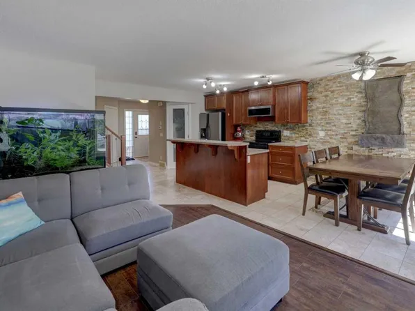 15 N Parklane Dr, Strathmore, AB T1P 1C2