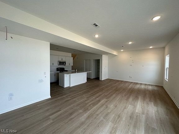 4th image of 413 Honeycrisp Dr NE