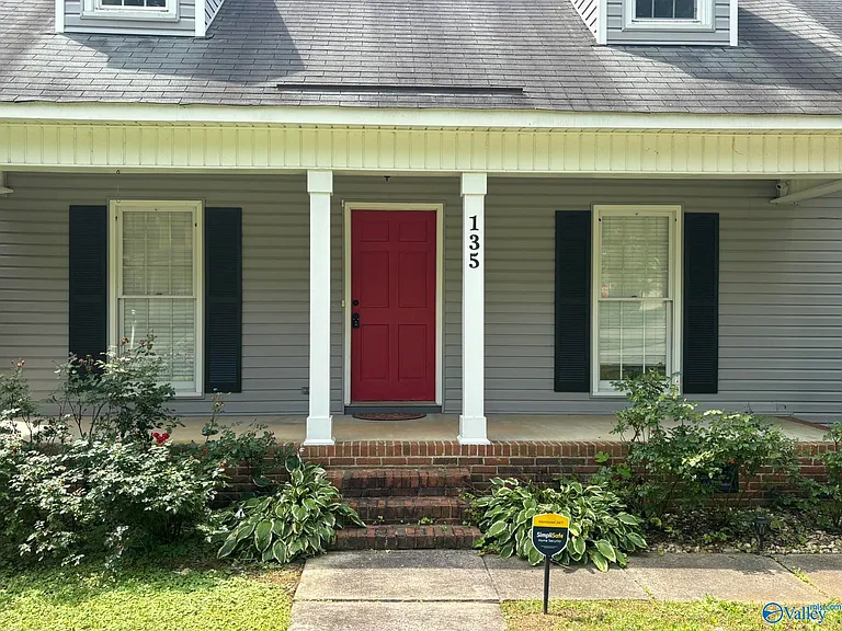 135 Suffolk Dr — Photo 2