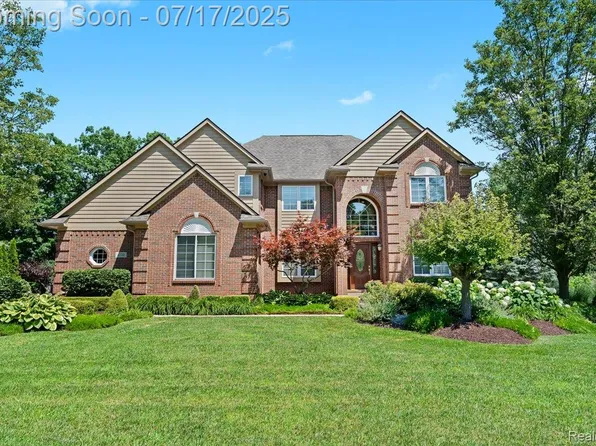 610 W Oxhill Dr, White Lake, MI 48386