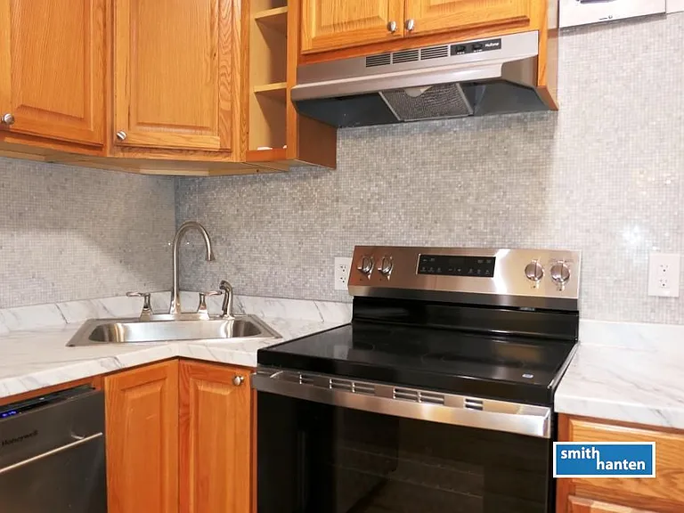 150 Smith St #3R — Photo 10