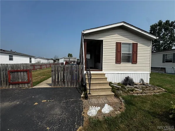 1352 Fernwood Dr, Lockport, NY 14094