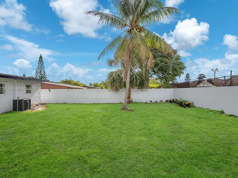 2572 NW 20th St — Photo 10