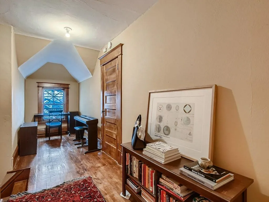 4 bed, 2356 sqft, $2,650 — Photo 2