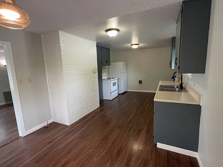 210 SE Court St — Photo 8