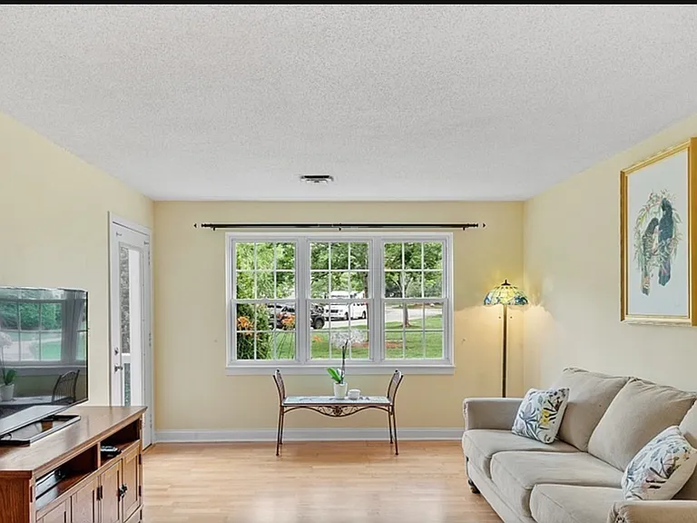 650 Brookside Dr #D — Photo 5