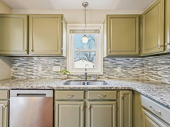 5th image of 2646 Quincy St NE