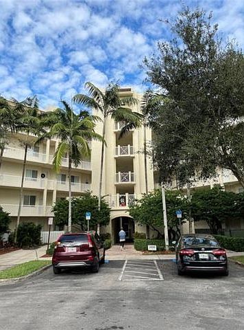 1st image of 3600 Oaks Clubhouse Dr #5F