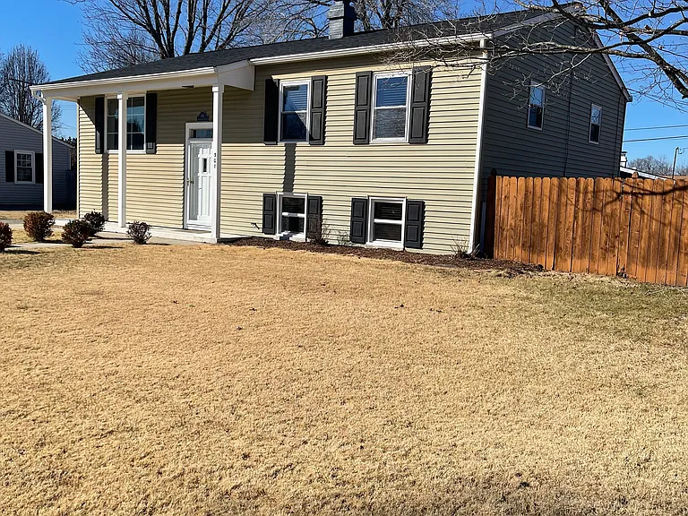 301 Arlington Dr — Photo 2