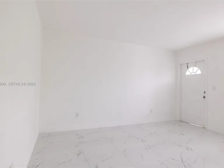 979 SW 10th St #4 — Photo 6