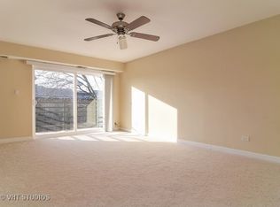 909 Buccaneer Dr APT 5, Schaumburg, IL