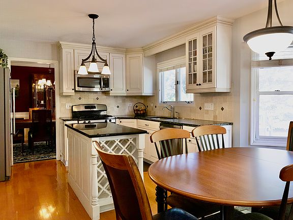 5th image of 251 Millington Ln
