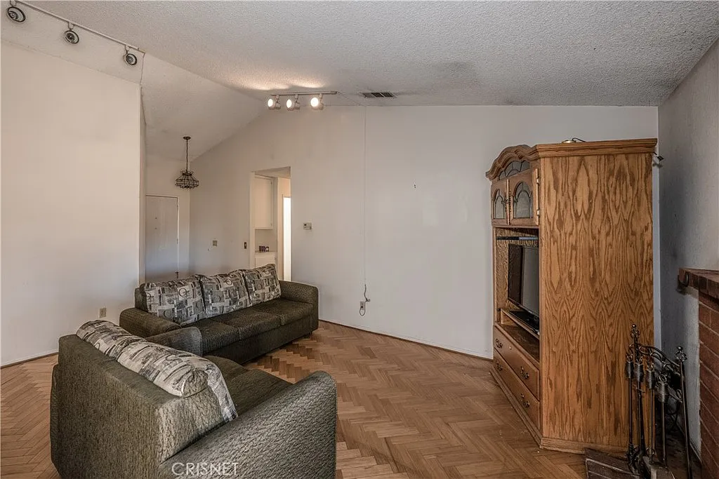 45109 17th St E photo 1