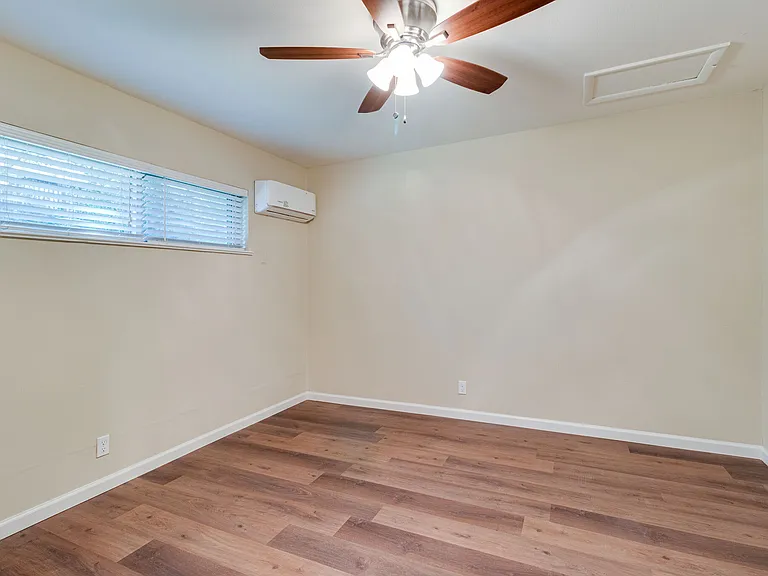 601 W College St — Photo 27