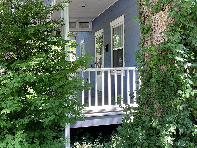208 Melbourne St — Photo 4
