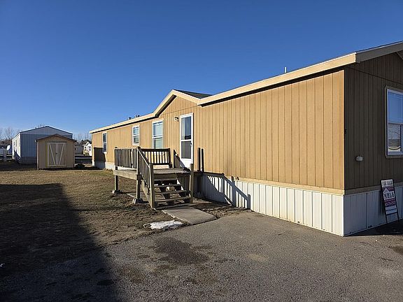 3rd image of 8 Skeena St