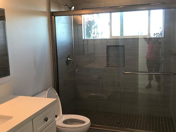 Full Bathroom with 2 entrances