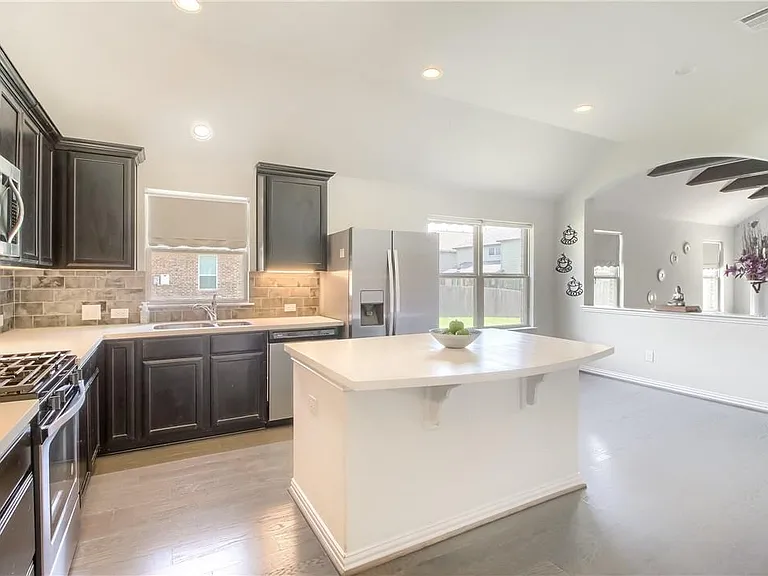 2813 Waterson St — Photo 4